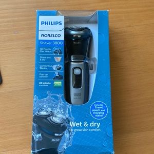 Norelco wet and dry electric razor